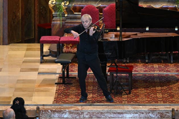 Konzert Sound of Sommerfrische mit Weltklsse Musikern in der Ortspfarrkirche Traunkirchen, im Rahmen der Salzkammergut Festwochen Gmunden, fotografiert am 05.09.26. Das Bild zeigt den Geiger Roland Greutter als Solisten vor dem Altar der Pfarrkirche 2026 - Konzert Sound of Sommerfrische mit Weltklsse Musikern in der Ortspfarrkirche Traunkirchen, im Rahmen der Salzkammergut Festwochen Gmunden, am 05.09.26