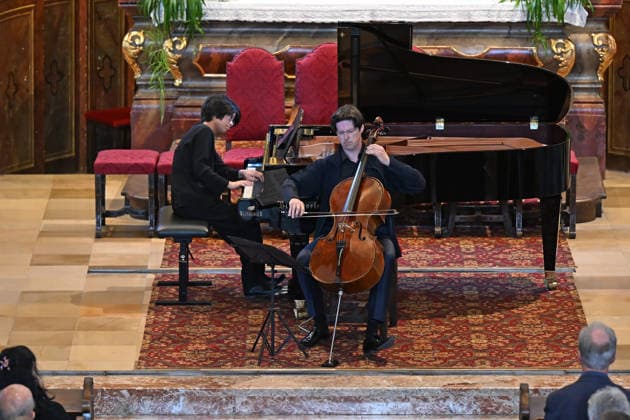 Konzert Sound of Sommerfrische mit Weltklsse Musikern in der Ortspfarrkirche Traunkirchen, im Rahmen der Salzkammergut Festwochen Gmunden, fotografiert am 05.09.26. Das Bild zeigt den Cellisten Daniel Müller-Schott und die Pianistin Magdalene Ho 2026 - Konzert Sound of Sommerfrische mit Weltklsse Musikern in der Ortspfarrkirche Traunkirchen, im Rahmen der Salzkammergut Festwochen Gmunden, am 05.09.26