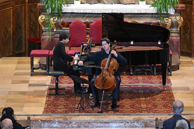 Konzert Sound of Sommerfrische mit Weltklsse Musikern in der Ortspfarrkirche Traunkirchen, im Rahmen der Salzkammergut Festwochen Gmunden, fotografiert am 05.09.26. Das Bild zeigt den Cellisten Daniel Müller-Schott und die Pianistin Magdalene Ho 2026 - Konzert Sound of Sommerfrische mit Weltklsse Musikern in der Ortspfarrkirche Traunkirchen, im Rahmen der Salzkammergut Festwochen Gmunden, am 05.09.26