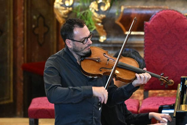 Konzert Sound of Sommerfrische mit Weltklsse Musikern in der Ortspfarrkirche Traunkirchen, im Rahmen der Salzkammergut Festwochen Gmunden, fotografiert am 05.09.26. Das Bild zeigt den Violaspieler Maxim Rysanov 2026 - Konzert Sound of Sommerfrische mit Weltklsse Musikern in der Ortspfarrkirche Traunkirchen, im Rahmen der Salzkammergut Festwochen Gmunden, am 05.09.26