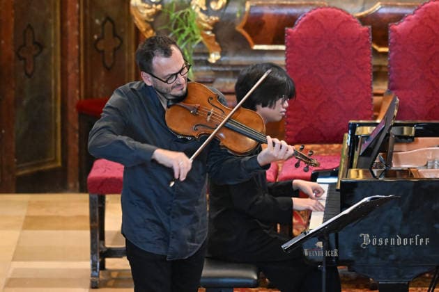 Konzert Sound of Sommerfrische mit Weltklsse Musikern in der Ortspfarrkirche Traunkirchen, im Rahmen der Salzkammergut Festwochen Gmunden, fotografiert am 05.09.26. Das Bild zeigt den Violaspieler Maxim Rysanov und die Pianistin Magdalene Ho 2026 - Konzert Sound of Sommerfrische mit Weltklsse Musikern in der Ortspfarrkirche Traunkirchen, im Rahmen der Salzkammergut Festwochen Gmunden, am 05.09.26