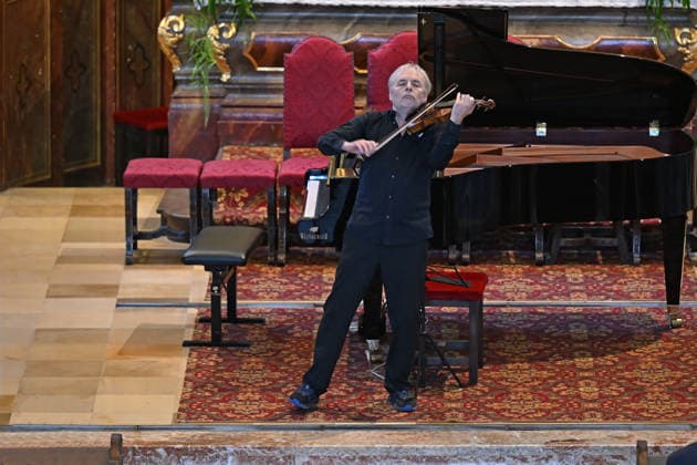 Konzert Sound of Sommerfrische mit Weltklsse Musikern in der Ortspfarrkirche Traunkirchen, im Rahmen der Salzkammergut Festwochen Gmunden, fotografiert am 05.09.26. Das Bild zeigt den Geiger Roland Greutter als Solisten vor dem Altar der Pfarrkirche 2026 - Konzert Sound of Sommerfrische mit Weltklsse Musikern in der Ortspfarrkirche Traunkirchen, im Rahmen der Salzkammergut Festwochen Gmunden, am 05.09.26
