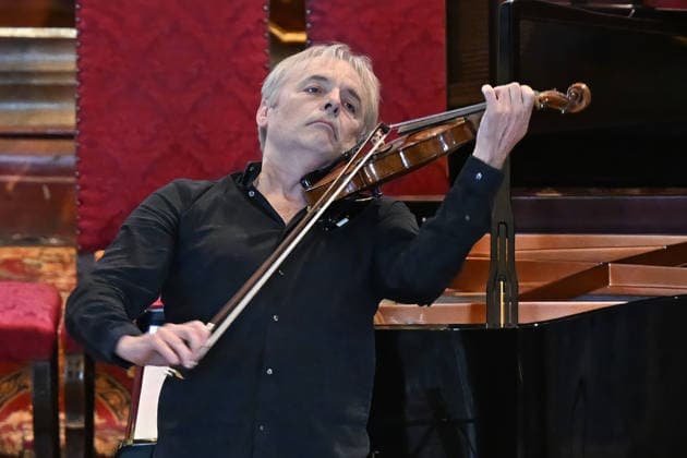 Konzert Sound of Sommerfrische mit Weltklsse Musikern in der Ortspfarrkirche Traunkirchen, im Rahmen der Salzkammergut Festwochen Gmunden, fotografiert am 05.09.26. Das Bild zeigt den Geiger Roland Greutter als Solisten vor dem Altar der Pfarrkirche 2026 - Konzert Sound of Sommerfrische mit Weltklsse Musikern in der Ortspfarrkirche Traunkirchen, im Rahmen der Salzkammergut Festwochen Gmunden, am 05.09.26