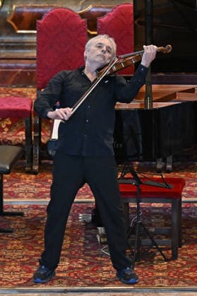 Konzert Sound of Sommerfrische mit Weltklsse Musikern in der Ortspfarrkirche Traunkirchen, im Rahmen der Salzkammergut Festwochen Gmunden, fotografiert am 05.09.26. Das Bild zeigt den Geiger Roland Greutter als Solisten vor dem Altar der Pfarrkirche 2026 - Konzert Sound of Sommerfrische mit Weltklsse Musikern in der Ortspfarrkirche Traunkirchen, im Rahmen der Salzkammergut Festwochen Gmunden, am 05.09.26