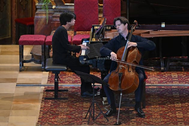 Konzert Sound of Sommerfrische mit Weltklsse Musikern in der Ortspfarrkirche Traunkirchen, im Rahmen der Salzkammergut Festwochen Gmunden, fotografiert am 05.09.26. Das Bild zeigt den Cellisten Daniel Müller-Schott und die Pianistin Magdalene Ho 2026 - Konzert Sound of Sommerfrische mit Weltklsse Musikern in der Ortspfarrkirche Traunkirchen, im Rahmen der Salzkammergut Festwochen Gmunden, am 05.09.26