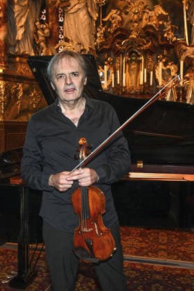 Konzert Sound of Sommerfrische mit Weltklsse Musikern in der Ortspfarrkirche Traunkirchen, im Rahmen der Salzkammergut Festwochen Gmunden, fotografiert am 05.09.26. Das Bild zeigt den Geiger Roland Greutter als Solisten vor dem Altar der Pfarrkirche 2026 - Konzert Sound of Sommerfrische mit Weltklsse Musikern in der Ortspfarrkirche Traunkirchen, im Rahmen der Salzkammergut Festwochen Gmunden, am 05.09.26