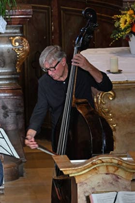 Konzert Sound of Sommerfrische mit Weltklsse Musikern in der Ortspfarrkirche Traunkirchen, im Rahmen der Salzkammergut Festwochen Gmunden, fotografiert am 05.09.26. Das Bild zeigt den Bassgeiger Jurek Dybai 2026 - Konzert Sound of Sommerfrische mit Weltklsse Musikern in der Ortspfarrkirche Traunkirchen, im Rahmen der Salzkammergut Festwochen Gmunden, am 05.09.26