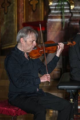 Konzert Sound of Sommerfrische mit Weltklsse Musikern in der Ortspfarrkirche Traunkirchen, im Rahmen der Salzkammergut Festwochen Gmunden, fotografiert am 05.09.26. Das Bild zeigt den Geiger Roland Greutter als Solisten vor dem Altar der Pfarrkirche 2026 - Konzert Sound of Sommerfrische mit Weltklsse Musikern in der Ortspfarrkirche Traunkirchen, im Rahmen der Salzkammergut Festwochen Gmunden, am 05.09.26