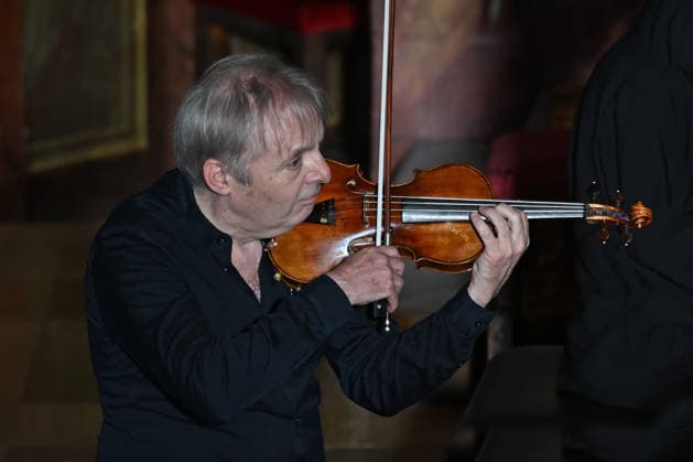 Konzert Sound of Sommerfrische mit Weltklsse Musikern in der Ortspfarrkirche Traunkirchen, im Rahmen der Salzkammergut Festwochen Gmunden, fotografiert am 05.09.26. Das Bild zeigt den Geiger Roland Greutter als Solisten vor dem Altar der Pfarrkirche 2026 - Konzert Sound of Sommerfrische mit Weltklsse Musikern in der Ortspfarrkirche Traunkirchen, im Rahmen der Salzkammergut Festwochen Gmunden, am 05.09.26