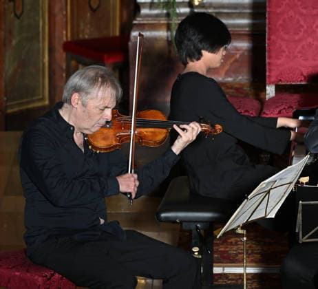 Konzert Sound of Sommerfrische mit Weltklsse Musikern in der Ortspfarrkirche Traunkirchen, im Rahmen der Salzkammergut Festwochen Gmunden, fotografiert am 05.09.26. Das Bild zeigt den Geiger Roland Greutter und die Pianistin Magdalene Ho als Solisten vor dem Altar der Pfarrkirche 2026 - Konzert Sound of Sommerfrische mit Weltklsse Musikern in der Ortspfarrkirche Traunkirchen, im Rahmen der Salzkammergut Festwochen Gmunden, am 05.09.26