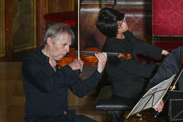 Konzert Sound of Sommerfrische mit Weltklsse Musikern in der Ortspfarrkirche Traunkirchen, im Rahmen der Salzkammergut Festwochen Gmunden, fotografiert am 05.09.26. Das Bild zeigt den Geiger Roland Greutter und die Pianistin Magdalene Ho als Solisten vor dem Altar der Pfarrkirche 2026 - Konzert Sound of Sommerfrische mit Weltklsse Musikern in der Ortspfarrkirche Traunkirchen, im Rahmen der Salzkammergut Festwochen Gmunden, am 05.09.26