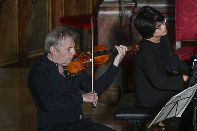 Konzert Sound of Sommerfrische mit Weltklsse Musikern in der Ortspfarrkirche Traunkirchen, im Rahmen der Salzkammergut Festwochen Gmunden, fotografiert am 05.09.26. Das Bild zeigt den Geiger Roland Greutter und die Pianistin Magdalene Ho als Solisten vor dem Altar der Pfarrkirche 2026 - Konzert Sound of Sommerfrische mit Weltklsse Musikern in der Ortspfarrkirche Traunkirchen, im Rahmen der Salzkammergut Festwochen Gmunden, am 05.09.26