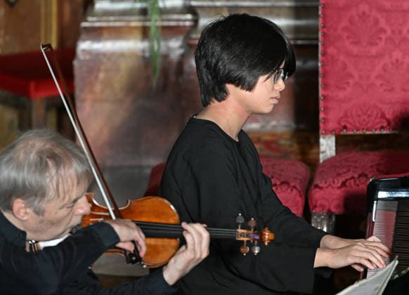 Konzert Sound of Sommerfrische mit Weltklsse Musikern in der Ortspfarrkirche Traunkirchen, im Rahmen der Salzkammergut Festwochen Gmunden, fotografiert am 05.09.26. Das Bild zeigt den Geiger Roland Greutter und die Pianistin Magdalene Ho als Solisten vor dem Altar der Pfarrkirche 2026 - Konzert Sound of Sommerfrische mit Weltklsse Musikern in der Ortspfarrkirche Traunkirchen, im Rahmen der Salzkammergut Festwochen Gmunden, am 05.09.26