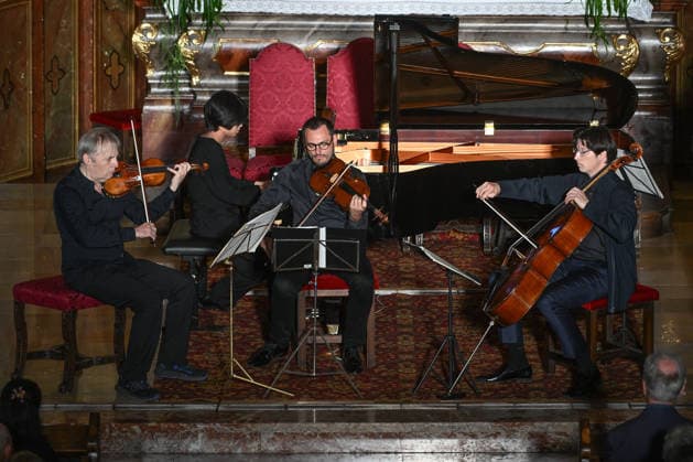 Konzert Sound of Sommerfrische mit Weltklsse Musikern in der Ortspfarrkirche Traunkirchen, im Rahmen der Salzkammergut Festwochen Gmunden, fotografiert am 05.09.26. Das Bild zeigt v.l.n.r.: den Geiger Roland Greutter Pianistin Magdalene Ho, Violaspieler Maxim Rysanov und Cellisten Daniel Müller-Schott vor dem Altar der Pfarrkirche 2026 - Konzert Sound of Sommerfrische mit Weltklsse Musikern in der Ortspfarrkirche Traunkirchen, im Rahmen der Salzkammergut Festwochen Gmunden, am 05.09.26