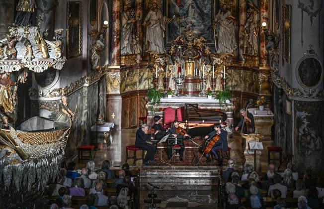 Konzert Sound of Sommerfrische mit Weltklsse Musikern in der Ortspfarrkirche Traunkirchen, im Rahmen der Salzkammergut Festwochen Gmunden, fotografiert am 05.09.26. Das Bild zeigt v.l.n.r.: den Geiger Roland Greutter Pianistin Magdalene Ho, Violaspieler Maxim Rysanov, Cellisten Daniel Müller-Schott und Kontrabassist Jurek Dybai vor dem Altar der Pfarrkirche. Linkerhand ist die weltberühmte Traunkirchner FischerkjÂ kanzel zu sehen. 2026 - Konzert Sound of Sommerfrische mit Weltklsse Musikern in der Ortspfarrkirche Traunkirchen, im Rahmen der Salzkammergut Festwochen Gmunden, am 05.09.26