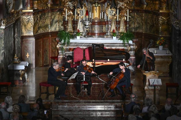 Konzert Sound of Sommerfrische mit Weltklsse Musikern in der Ortspfarrkirche Traunkirchen, im Rahmen der Salzkammergut Festwochen Gmunden, fotografiert am 05.09.26. Das Bild zeigt v.l.n.r.: den Geiger Roland Greutter Pianistin Magdalene Ho, Violaspieler Maxim Rysanov, Cellisten Daniel Müller-Schott und Kontrabassist Jurek Dybai vor dem Altar der Pfarrkirche. 2026 - Konzert Sound of Sommerfrische mit Weltklsse Musikern in der Ortspfarrkirche Traunkirchen, im Rahmen der Salzkammergut Festwochen Gmunden, am 05.09.26