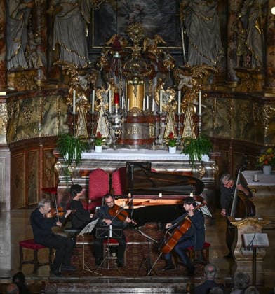 Konzert Sound of Sommerfrische mit Weltklsse Musikern in der Ortspfarrkirche Traunkirchen, im Rahmen der Salzkammergut Festwochen Gmunden, fotografiert am 05.09.26. Das Bild zeigt v.l.n.r.: den Geiger Roland Greutter Pianistin Magdalene Ho, Violaspieler Maxim Rysanov, Cellisten Daniel Müller-Schott und Kontrabassist Jurek Dybai vor dem Altar der Pfarrkirche. 2026 - Konzert Sound of Sommerfrische mit Weltklsse Musikern in der Ortspfarrkirche Traunkirchen, im Rahmen der Salzkammergut Festwochen Gmunden, am 05.09.26