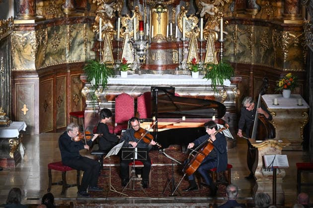 Konzert Sound of Sommerfrische mit Weltklsse Musikern in der Ortspfarrkirche Traunkirchen, im Rahmen der Salzkammergut Festwochen Gmunden, fotografiert am 05.09.26. Das Bild zeigt v.l.n.r.: den Geiger Roland Greutter Pianistin Magdalene Ho, Violaspieler Maxim Rysanov, Cellisten Daniel Müller-Schott und Kontrabassist Jurek Dybai vor dem Altar der Pfarrkirche. 2026 - Konzert Sound of Sommerfrische mit Weltklsse Musikern in der Ortspfarrkirche Traunkirchen, im Rahmen der Salzkammergut Festwochen Gmunden, am 05.09.26