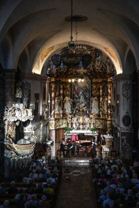 Konzert Sound of Sommerfrische mit Weltklsse Musikern in der Ortspfarrkirche Traunkirchen, im Rahmen der Salzkammergut Festwochen Gmunden, fotografiert am 05.09.26. Das Bild zeigt v.l.n.r.: den Geiger Roland Greutter Pianistin Magdalene Ho, Violaspieler Maxim Rysanov, Cellisten Daniel Müller-Schott und Kontrabassist Jurek Dybai vor dem Altar der Pfarrkirche. 2026 - Konzert Sound of Sommerfrische mit Weltklsse Musikern in der Ortspfarrkirche Traunkirchen, im Rahmen der Salzkammergut Festwochen Gmunden, am 05.09.26