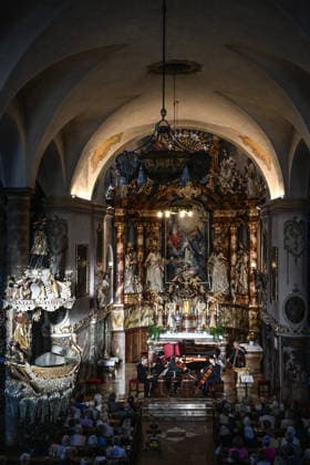 Konzert Sound of Sommerfrische mit Weltklsse Musikern in der Ortspfarrkirche Traunkirchen, im Rahmen der Salzkammergut Festwochen Gmunden, fotografiert am 05.09.26. Das Bild zeigt v.l.n.r.: den Geiger Roland Greutter Pianistin Magdalene Ho, Violaspieler Maxim Rysanov, Cellisten Daniel Müller-Schott und Kontrabassist Jurek Dybai vor dem Altar der Pfarrkirche. 2026 - Konzert Sound of Sommerfrische mit Weltklsse Musikern in der Ortspfarrkirche Traunkirchen, im Rahmen der Salzkammergut Festwochen Gmunden, am 05.09.26
