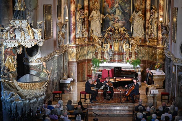 Konzert Sound of Sommerfrische mit Weltklsse Musikern in der Ortspfarrkirche Traunkirchen, im Rahmen der Salzkammergut Festwochen Gmunden, fotografiert am 05.09.26. Das Bild zeigt v.l.n.r.: den Geiger Roland Greutter Pianistin Magdalene Ho, Violaspieler Maxim Rysanov, Cellisten Daniel Müller-Schott und Kontrabassist Jurek Dybai vor dem Altar der Pfarrkirche. Linkerhand ist die weltberühmte Traunkirchner FischerkjÂ kanzel zu sehen. 2026 - Konzert Sound of Sommerfrische mit Weltklsse Musikern in der Ortspfarrkirche Traunkirchen, im Rahmen der Salzkammergut Festwochen Gmunden, am 05.09.26