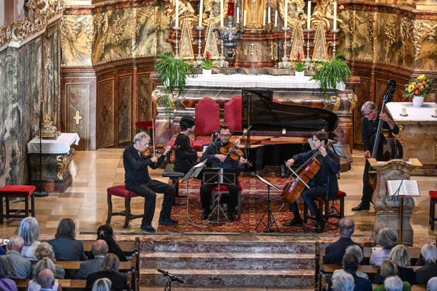 Konzert Sound of Sommerfrische mit Weltklsse Musikern in der Ortspfarrkirche Traunkirchen, im Rahmen der Salzkammergut Festwochen Gmunden, fotografiert am 05.09.26. Das Bild zeigt v.l.n.r.: den Geiger Roland Greutter Pianistin Magdalene Ho, Violaspieler Maxim Rysanov, Cellisten Daniel Müller-Schott und Kontrabassist Jurek Dybai vor dem Altar der Pfarrkirche. 2026 - Konzert Sound of Sommerfrische mit Weltklsse Musikern in der Ortspfarrkirche Traunkirchen, im Rahmen der Salzkammergut Festwochen Gmunden, am 05.09.26