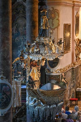 Konzert Sound of Sommerfrische mit Weltklsse Musikern in der Ortspfarrkirche Traunkirchen, im Rahmen der Salzkammergut Festwochen Gmunden, fotografiert am 05.09.26. Das Bild zeigt die weltberühmte Traunkirchner Fischerkanzel 2026 - Konzert Sound of Sommerfrische mit Weltklsse Musikern in der Ortspfarrkirche Traunkirchen, im Rahmen der Salzkammergut Festwochen Gmunden, am 05.09.26