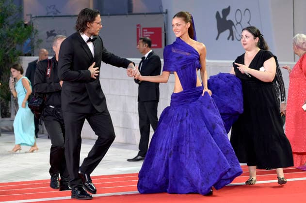 Brooklyn Beckham mit Ehefrau Nicola Peltz bei der Premiere des Kinofilms SuccederÃ questa notte auf der Biennale di Venezia 2023 83. Internationale Filmfestspiele von Venedig im Palazzo del Cinema. Venedig, 05.09.2026