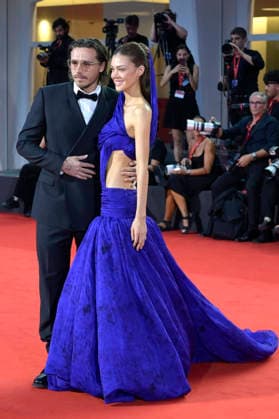 Brooklyn Beckham mit Ehefrau Nicola Peltz bei der Premiere des Kinofilms SuccederÃ questa notte auf der Biennale di Venezia 2023 83. Internationale Filmfestspiele von Venedig im Palazzo del Cinema. Venedig, 05.09.2026