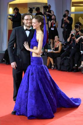 Brooklyn Beckham mit Ehefrau Nicola Peltz bei der Premiere des Kinofilms SuccederÃ questa notte auf der Biennale di Venezia 2023 83. Internationale Filmfestspiele von Venedig im Palazzo del Cinema. Venedig, 05.09.2026