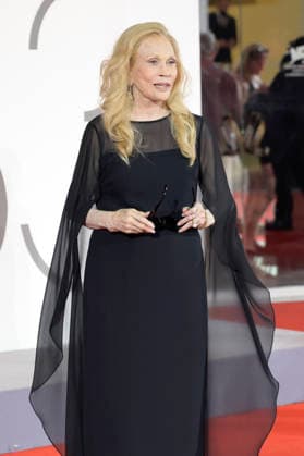 Faye Dunaway bei der Premiere des Dokumentarfilms Oasis: Don t Look Back in Anger auf der Biennale di Venezia 2023 83. Internationale Filmfestspiele von Venedig im Palazzo del Cinema. Venedig, 05.09.2026