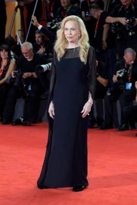 Faye Dunaway bei der Premiere des Dokumentarfilms Oasis: Don t Look Back in Anger auf der Biennale di Venezia 2023 83. Internationale Filmfestspiele von Venedig im Palazzo del Cinema. Venedig, 05.09.2026