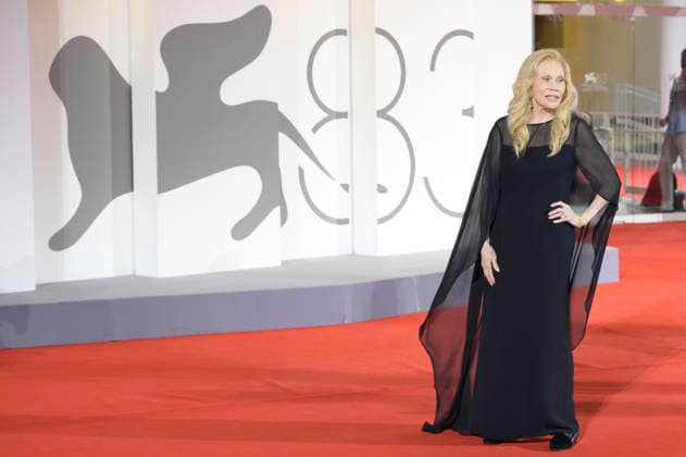 Faye Dunaway bei der Premiere des Dokumentarfilms Oasis: Don t Look Back in Anger auf der Biennale di Venezia 2023 83. Internationale Filmfestspiele von Venedig im Palazzo del Cinema. Venedig, 05.09.2026