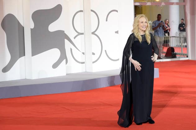 Faye Dunaway bei der Premiere des Dokumentarfilms Oasis: Don t Look Back in Anger auf der Biennale di Venezia 2023 83. Internationale Filmfestspiele von Venedig im Palazzo del Cinema. Venedig, 05.09.2026