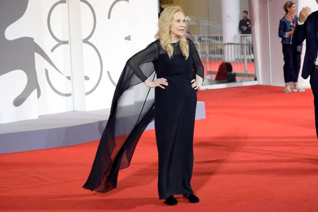Faye Dunaway bei der Premiere des Dokumentarfilms Oasis: Don t Look Back in Anger auf der Biennale di Venezia 2023 83. Internationale Filmfestspiele von Venedig im Palazzo del Cinema. Venedig, 05.09.2026