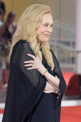 Faye Dunaway bei der Premiere des Dokumentarfilms Oasis: Don t Look Back in Anger auf der Biennale di Venezia 2023 83. Internationale Filmfestspiele von Venedig im Palazzo del Cinema. Venedig, 05.09.2026
