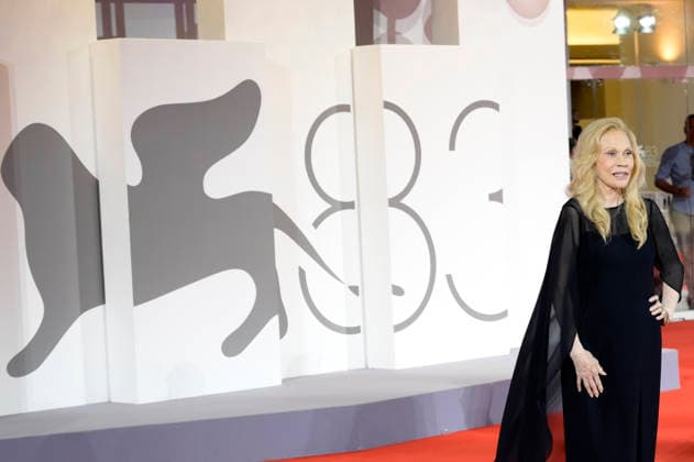 Faye Dunaway bei der Premiere des Dokumentarfilms Oasis: Don t Look Back in Anger auf der Biennale di Venezia 2023 83. Internationale Filmfestspiele von Venedig im Palazzo del Cinema. Venedig, 05.09.2026