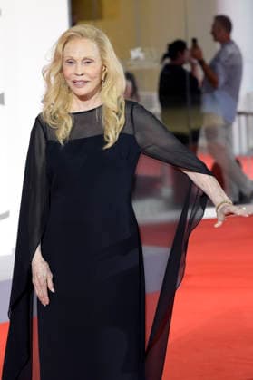 Faye Dunaway bei der Premiere des Dokumentarfilms Oasis: Don t Look Back in Anger auf der Biennale di Venezia 2023 83. Internationale Filmfestspiele von Venedig im Palazzo del Cinema. Venedig, 05.09.2026