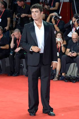 Riccardo Scamarcio bei der Premiere des Dokumentarfilms Oasis: Don t Look Back in Anger auf der Biennale di Venezia 2023 83. Internationale Filmfestspiele von Venedig im Palazzo del Cinema. Venedig, 05.09.2026