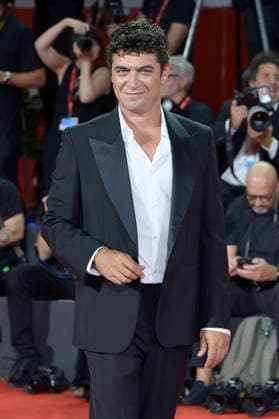 Riccardo Scamarcio bei der Premiere des Dokumentarfilms Oasis: Don t Look Back in Anger auf der Biennale di Venezia 2023 83. Internationale Filmfestspiele von Venedig im Palazzo del Cinema. Venedig, 05.09.2026