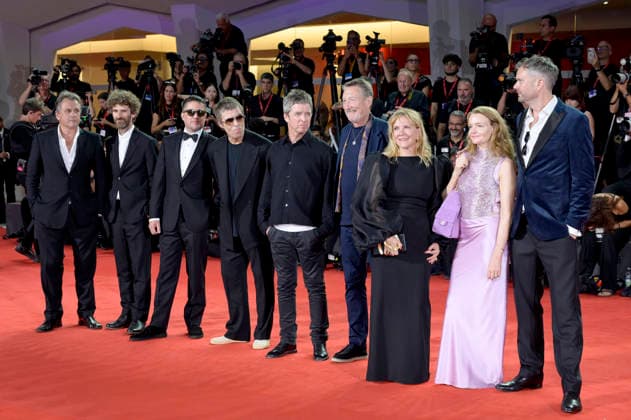Liam Gallagher, Noel Gallagher und Team bei der Premiere des Dokumentarfilms Oasis: Don t Look Back in Anger auf der Biennale di Venezia 2023 83. Internationale Filmfestspiele von Venedig im Palazzo del Cinema. Venedig, 05.09.2026
