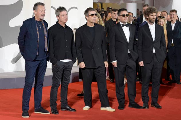 Steven Knight, Noel Gallagher, Liam Gallagher, Dylan Southern und Will Lovelace bei der Premiere des Dokumentarfilms Oasis: Don t Look Back in Anger auf der Biennale di Venezia 2023 83. Internationale Filmfestspiele von Venedig im Palazzo del Cinema. Venedig, 05.09.2026