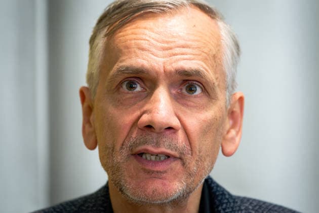 Literatur Kunst Kultur 05.09.2025 Potsdam Villa Quandt Brandenburgisches Literaturbüro Potsdamer Lyriknacht Lutz Seiler Lutz Reinhard Seiler ist ein deutscher Schriftsteller. Er trat zunächst vor allem als Lyriker hervor. Für seinen Debütroman Kruso wurde er 2014 mit dem Deutschen Buchpreis ausgezeichnet. 2020 erhielt er den Preis der Leipziger Buchmesse für seinen Roman Stern 111. 2023 erhielt er den Georg-Büchner-Preis. Potsdam Brandenburg GER