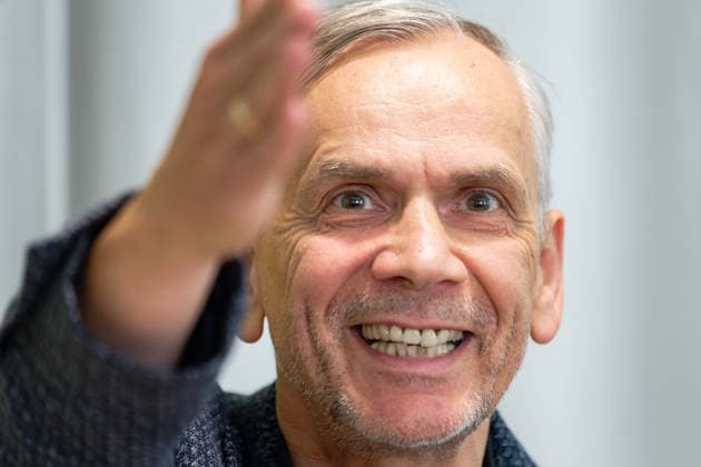 Literatur Kunst Kultur 05.09.2025 Potsdam Villa Quandt Brandenburgisches Literaturbüro Potsdamer Lyriknacht Lutz Seiler Lutz Reinhard Seiler ist ein deutscher Schriftsteller. Er trat zunächst vor allem als Lyriker hervor. Für seinen Debütroman Kruso wurde er 2014 mit dem Deutschen Buchpreis ausgezeichnet. 2020 erhielt er den Preis der Leipziger Buchmesse für seinen Roman Stern 111. 2023 erhielt er den Georg-Büchner-Preis. Potsdam Brandenburg GER