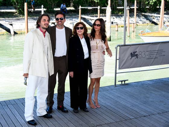IPA88190985 - Venice, 83rd Venice International Film Festival 2026 - Day 5 - Photocall for the film The Echo Chamber. Pictured: Luca Marinelli, Andrea Pallaoro, Susan Sarandon, Alicia Vikander  Copyright: xAlbertoxTerenghix xPoolxPhotoxEventsx08x 88190985
