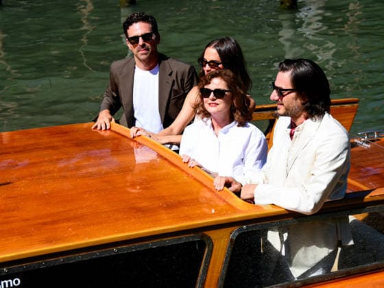 IPA88190935 - Venice, 83rd Venice International Film Festival 2026 - Day 5 - Photocall for the film The Echo Chamber. Pictured: Luca Marinelli, Andrea Pallaoro, Susan Sarandon, Alicia Vikander  Copyright: xAlbertoxTerenghix xPoolxPhotoxEventsx08x 88190935