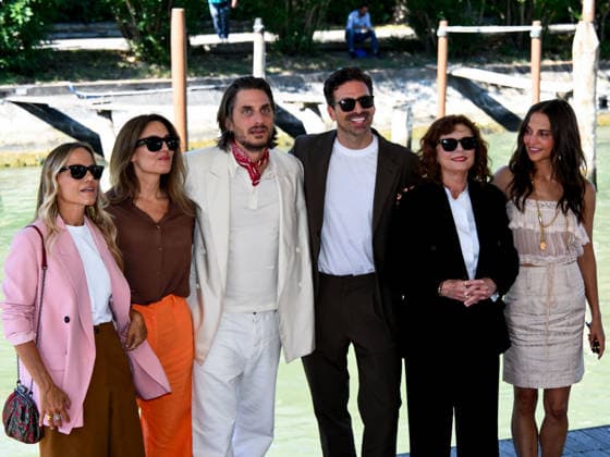 IPA88190992 - Venice, 83rd Venice International Film Festival 2026 - Day 5 - Photocall for the film The Echo Chamber. Pictured: Luca Marinelli, Andrea Pallaoro, Susan Sarandon, Alicia Vikander  Copyright: xAlbertoxTerenghix xPoolxPhotoxEventsx08x 88190992