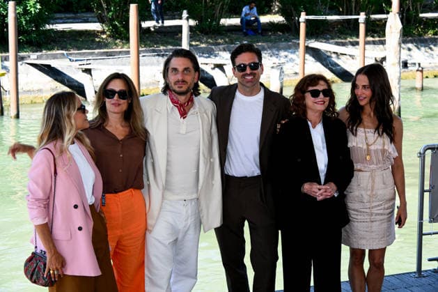 IPA88190995 - Venice, 83rd Venice International Film Festival 2026 Day 5 Photocall for the film The Echo Chamber. Pictured: Luca Marinelli, Andrea Pallaoro, Susan Sarandon, Alicia Vikander  Copyright: xAlbertoxTerenghix xPoolxPhotoxEventsx08x 88190995