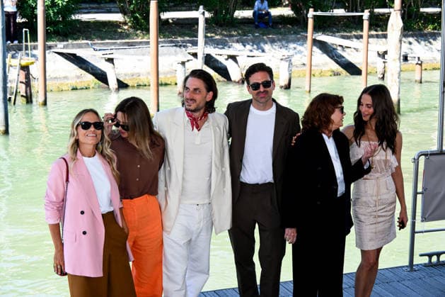 IPA88191017 - Venice, 83rd Venice International Film Festival 2026 - Day 5 - Photocall for the film The Echo Chamber. Pictured: Luca Marinelli, Andrea Pallaoro, Susan Sarandon, Alicia Vikander  Copyright: xAlbertoxTerenghix xPoolxPhotoxEventsx08x 88191017