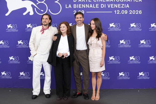 Foto IPP Daniele Cifala’ Venezia 05 09 2026 The Echo Chamber Photocall - The 83rd Venice International Film Festival nella foto : Luca Marinelli, Susan Sarandon, Andrea Pallaoro and Alicia Vikander Italy Photo Press - World Copyright The Echo Chamber Photocall - T